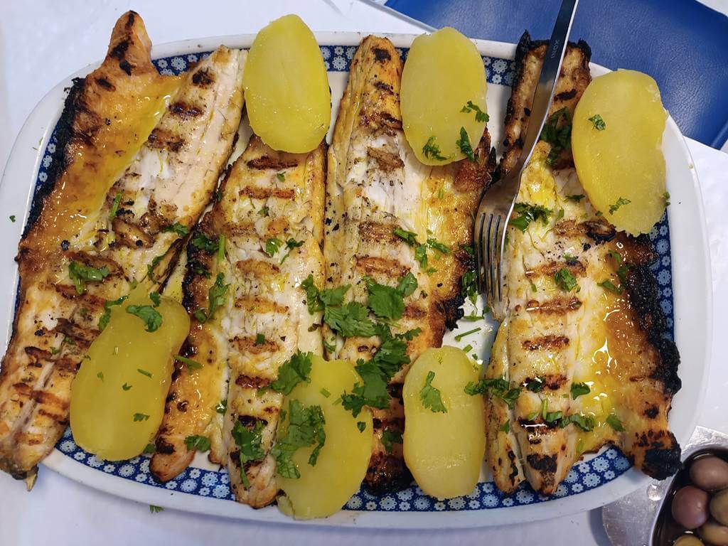 Grillowana dorada w restauracji w Algarve