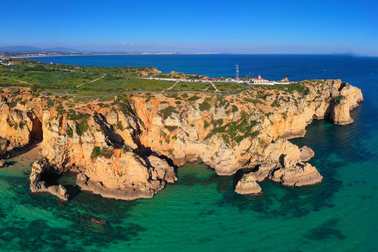 Klify i latarnia na Ponta de Piedade_Lagos Algarve Portugal