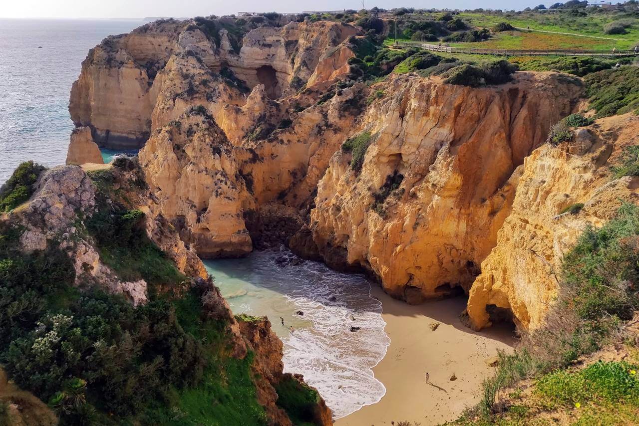 klify ponta de piedade algarve portugalia