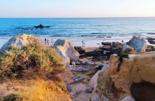 Pływy w Algarve – jak ocean zmienia plaże?