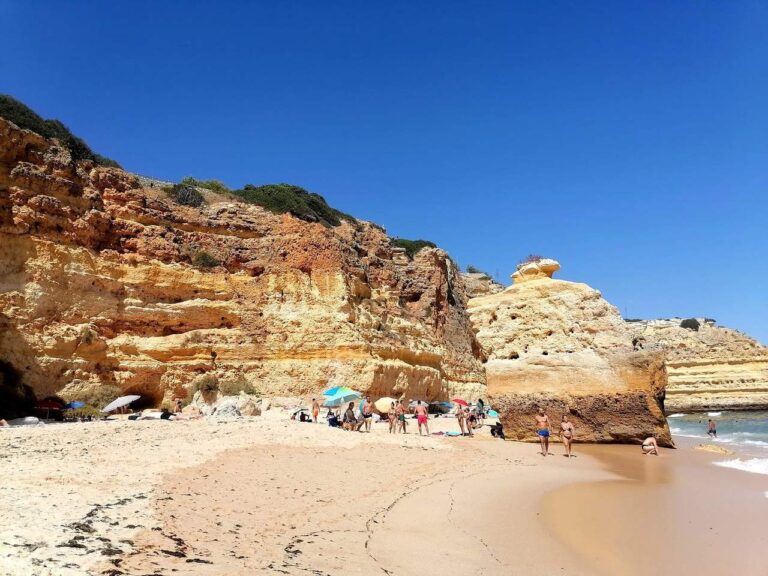 Praia de Marinha plaża podczas odpływu