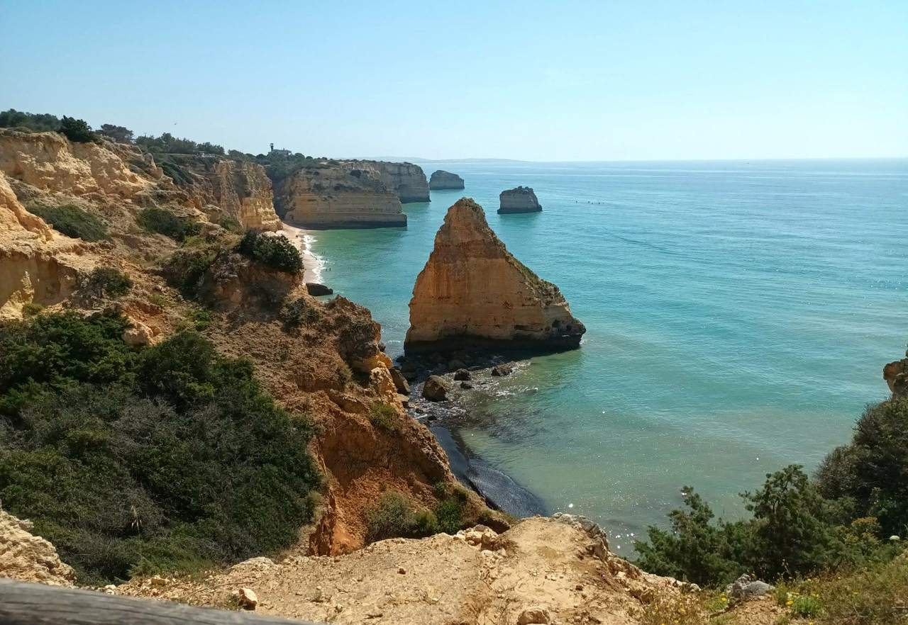 Klify i skalne formacje przy Praia da Marinha w Algarve