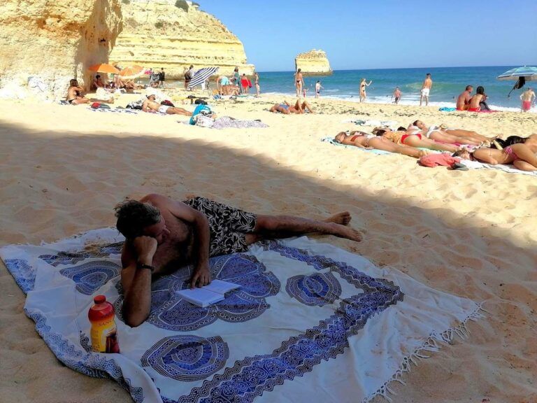 Praia de Marinha latem. Wysokie klify dają cień