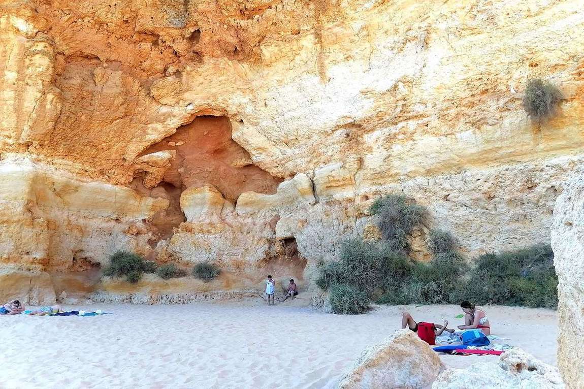 Praia de Marinha - plaża pod klifem
