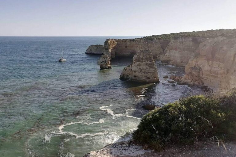 Klify i skalne formacje przy Praia da Marinha w Algarve
