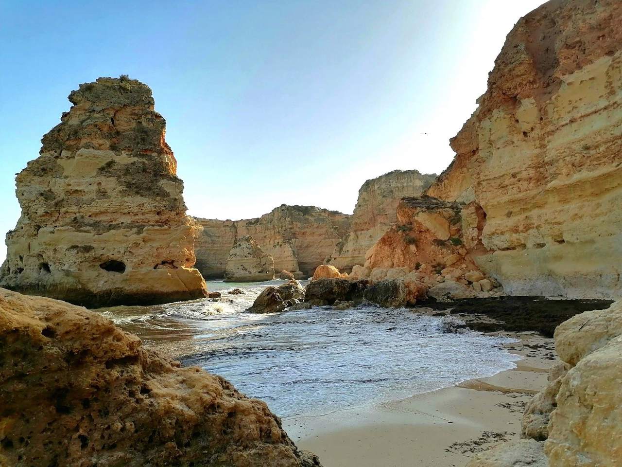Zatoka i formacje skalne Praia da Marinha w Algarve