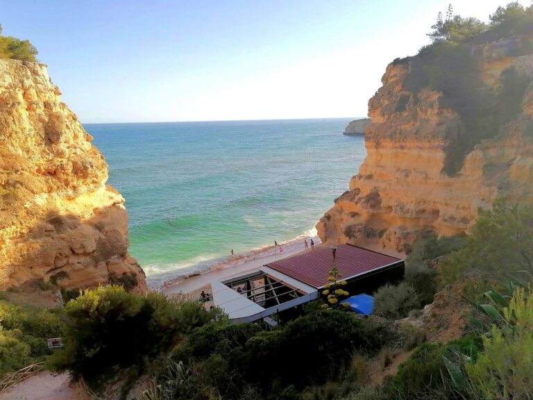 Praia de Marinha zejście i bar